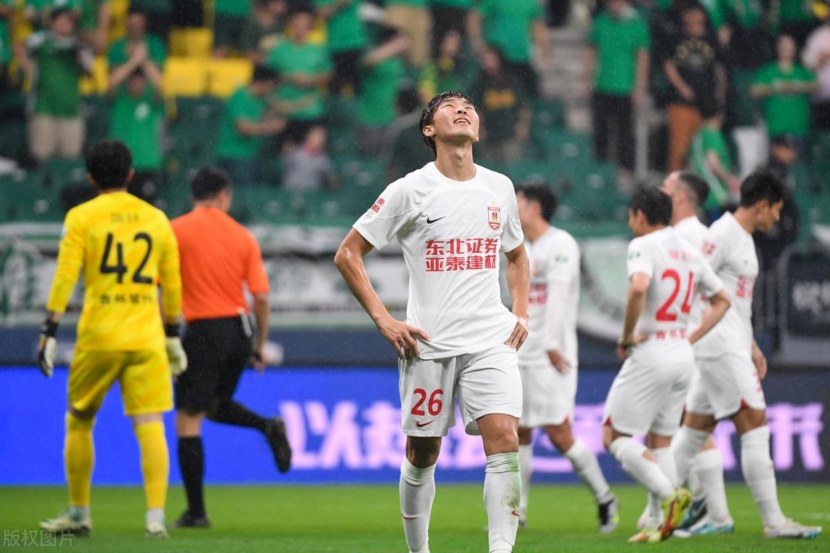 费德勒迎来五赛季出色发挥,日本队观众热烈欢呼!引发球迷热议 费德勒迎来五赛季出色发挥,日本队观众热烈欢呼!引发球迷热议