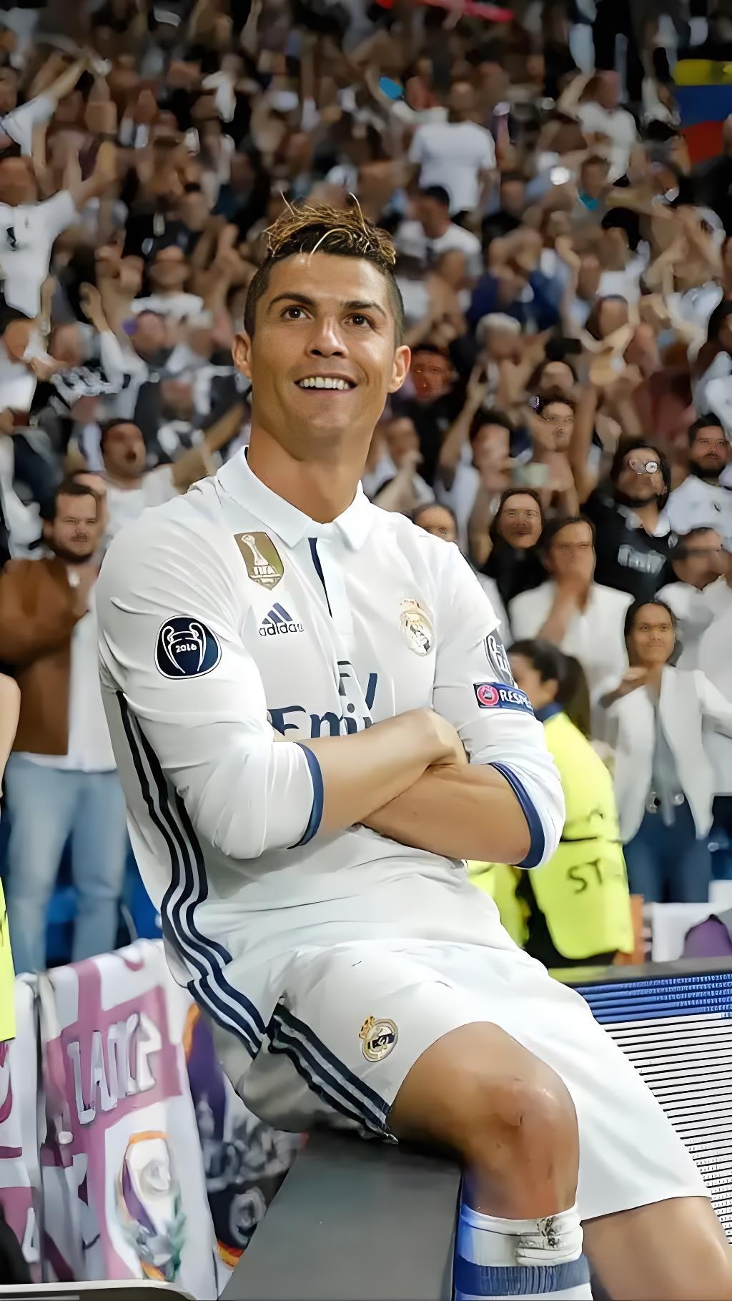 C罗重要时刻重返赛场，拜仁带队取胜！赛场气氛高涨